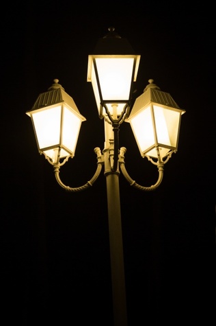 street-lamp-at-night-1542891731BUY.jpg